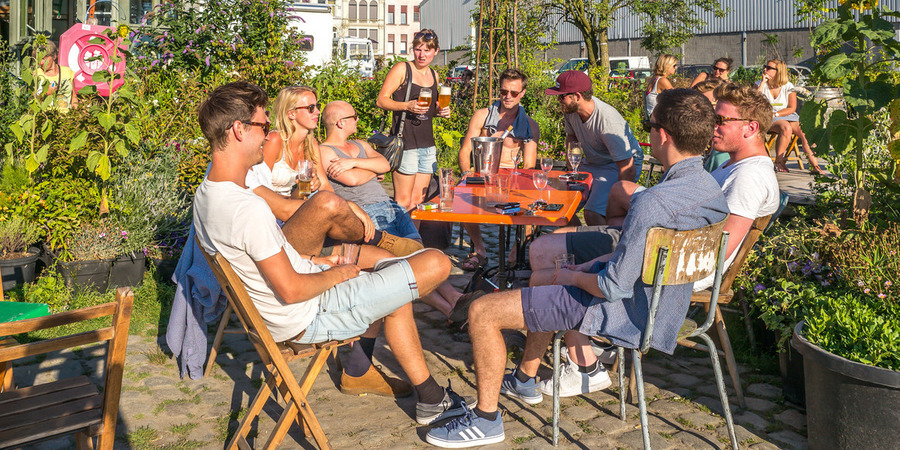 Genieten op een terras tussen prachtig groen Genieten op een terras tussen prachtig groen